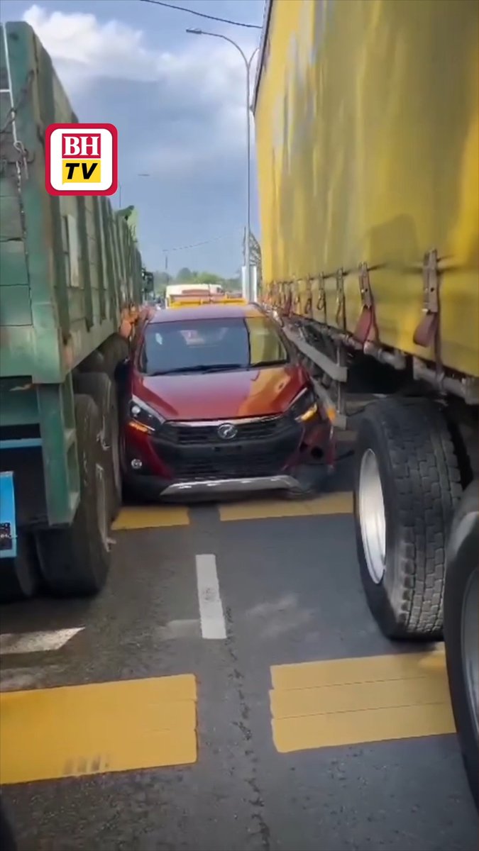 Tindakan seorang pemandu Perodua Axia berwarna jingga yang memandu secara melawan arus dalam kesesakan jalan raya membawa padah apabila kenderaannya 'dihimpit' dua treler. Berita penuh: