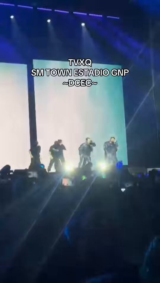 TVXQ en el escenario del #SMTOWN_LIVE_MEXICO_CITY