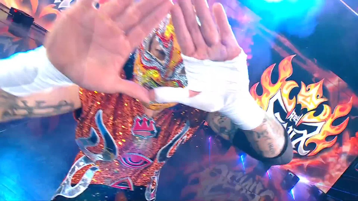 Thanks to Adam Jones of Tool, REY FENIX WWE's entrance music just got even more iconic! 🎸🎶 #SmackDown
