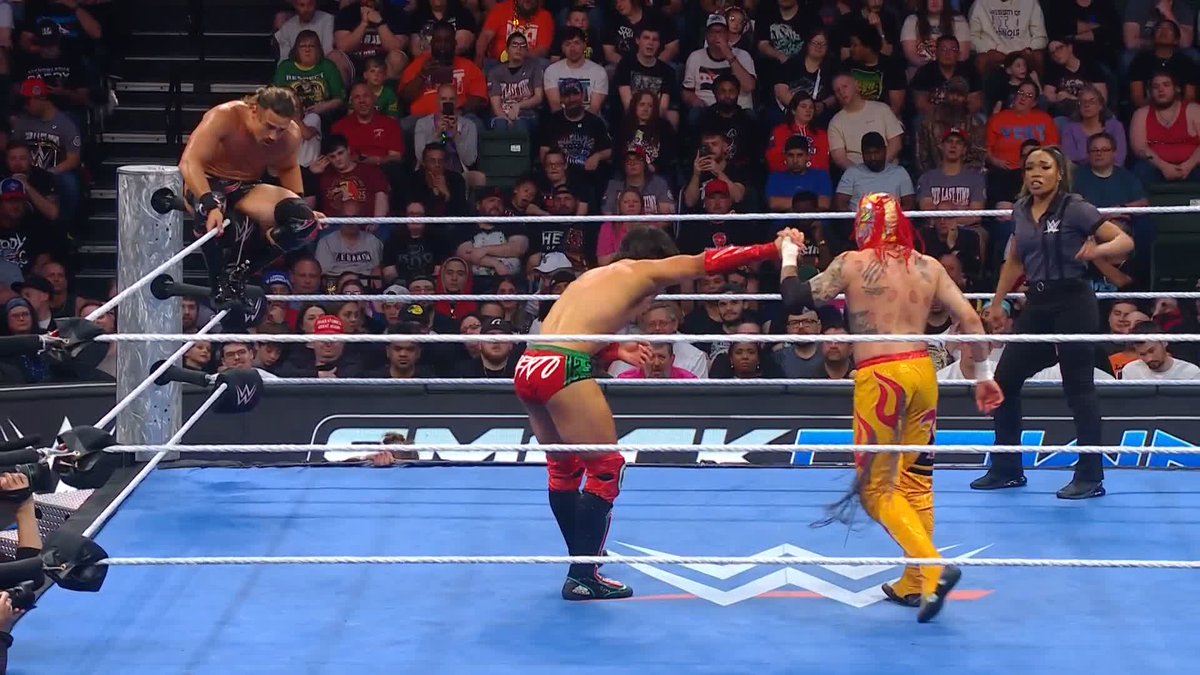 THIS IS AWESOME!!! 👏👏👏 #SmackDown