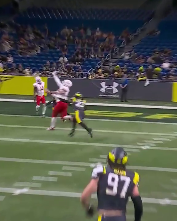 This one-handed grab by Briley Moore-Mckinney 💪 United Football League | D.C. Defenders