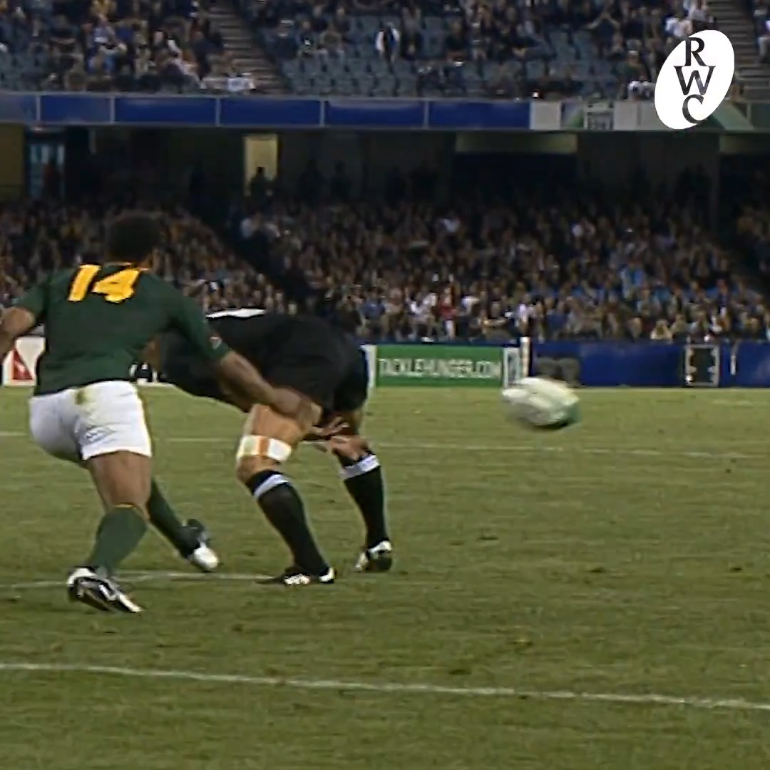 Is this the best hot dog pass you've ever seen?! 😱 Carlos Spencer set Joe Rokocoko up perfectly for this try at #RWC2003 #AllBlacks