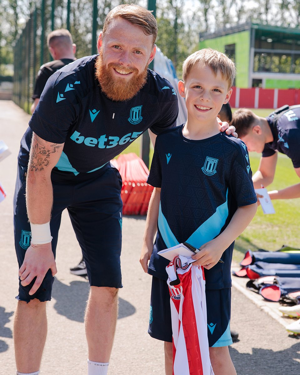 Starting City life in style 🔴⚪ What a way to welcome City’s new under 8s!