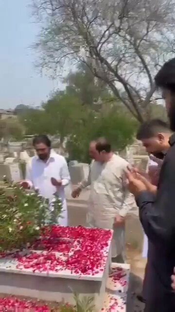 عباد فاروق ایک بار قید میں معصوم بیٹے عمار کے جنازے پر آیا تھا اور رہائی کے بعد آج قبر پر 💔