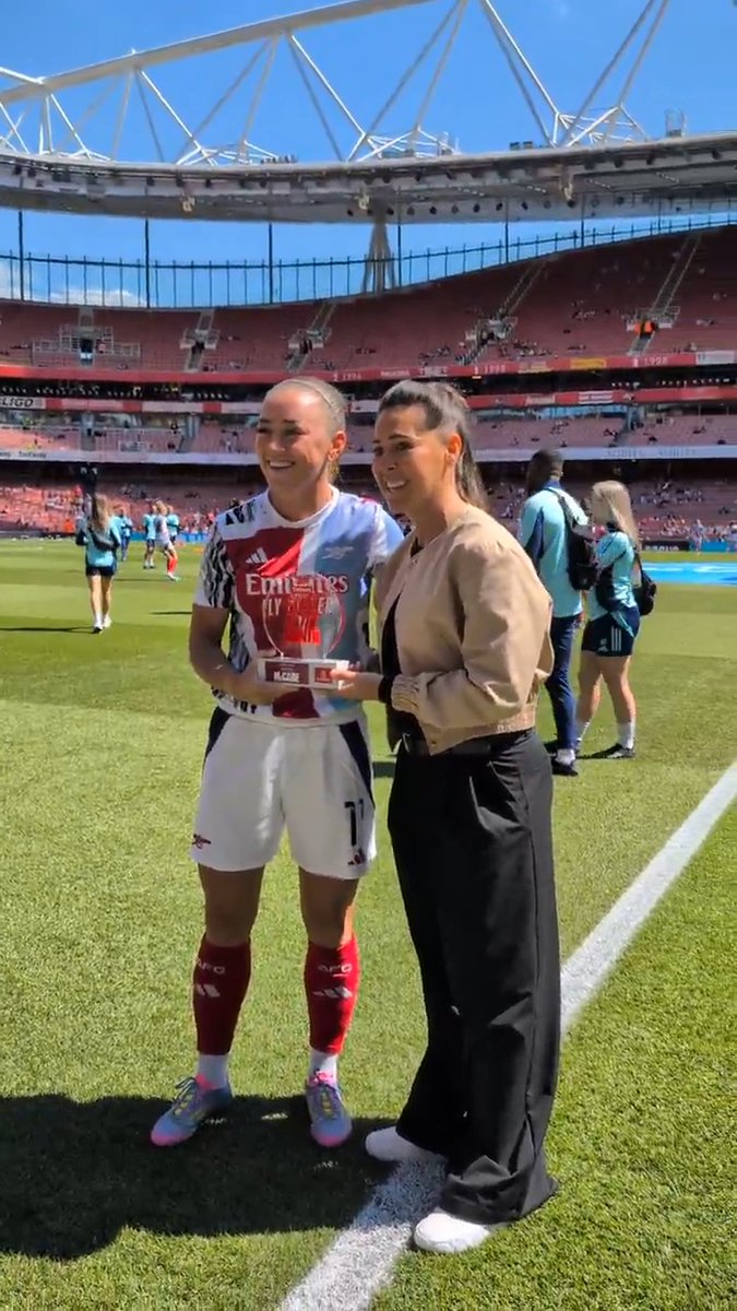 A special pre-match delivery for Katie McCabe 🤩 Fara Williams MBE presents our number 11 with the @Emirates Goal of the Month trophy for March 🏆