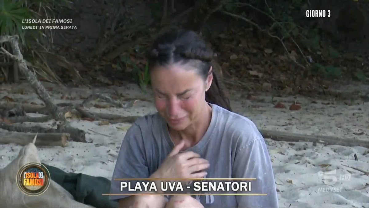 Antonella è preoccupata per suo papà e vive un momento di grande sconforto #Isola