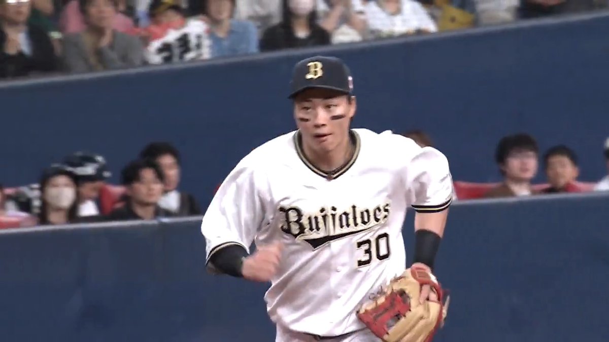 #曽谷龍平 の勝ち投手の権利かかる5回❤️‍🔥 #廣岡大志 三塁線の鋭い打球を上手くキャッチ 鋭い反転からの送球でゲッツーに👏 おトクな年額プランキャンペーン実施中！ 詳しくはこちら ▶️: #Bs2025 #パリーグ #ベースボールLIVE