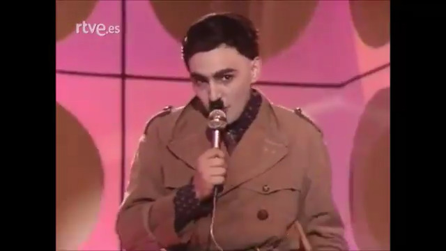 Muere Iñaki Glutamato, líder de Glutamato Ye-yé, una de las bandas más icónicas de la Movida. Nuestro homenaje, bailando, una vez más, su icónico tema ‘Todos los negritos...', que quizás conociste en 'La bola de cristal’ 👉 #DEP