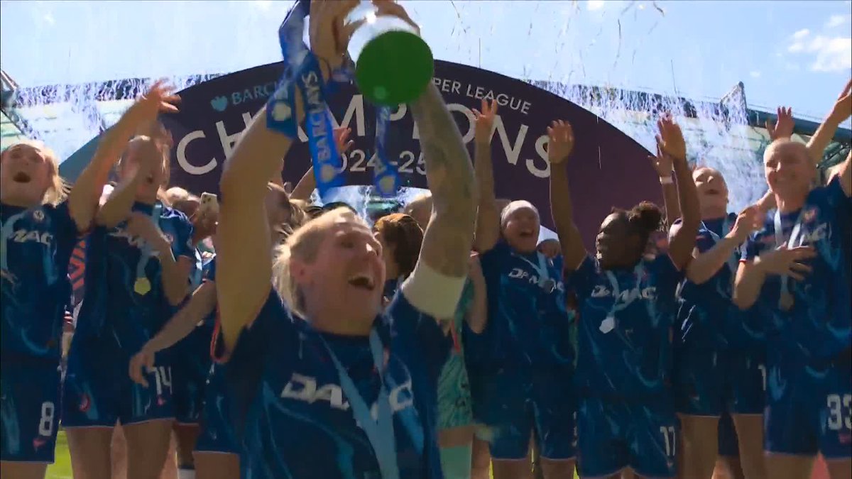 𝘾𝙝𝙖𝙢𝙥𝙞𝙤𝙣𝙚𝙨, 𝘾𝙝𝙖𝙢𝙥𝙞𝙤𝙣𝙚𝙨, 𝙊𝙡𝙚 𝙊𝙡𝙚 𝙊𝙡𝙚 🎶 Chelsea lift the WSL trophy for a record sixth consecutive season! 🏆💙