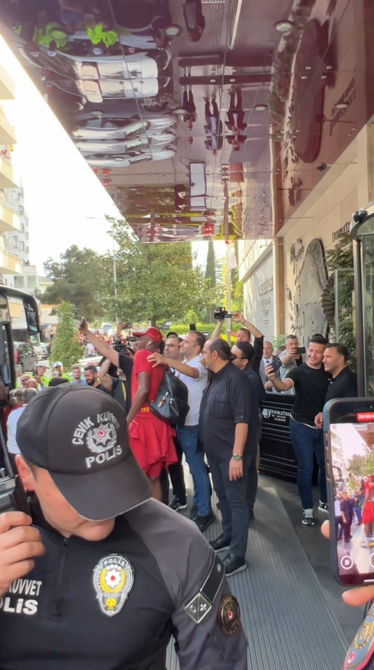 Galatasaray kafilesi Trabzon'da stadyuma hareket etti. Çok sayıda taraftarımız, oyuncularımızı uğurladı.