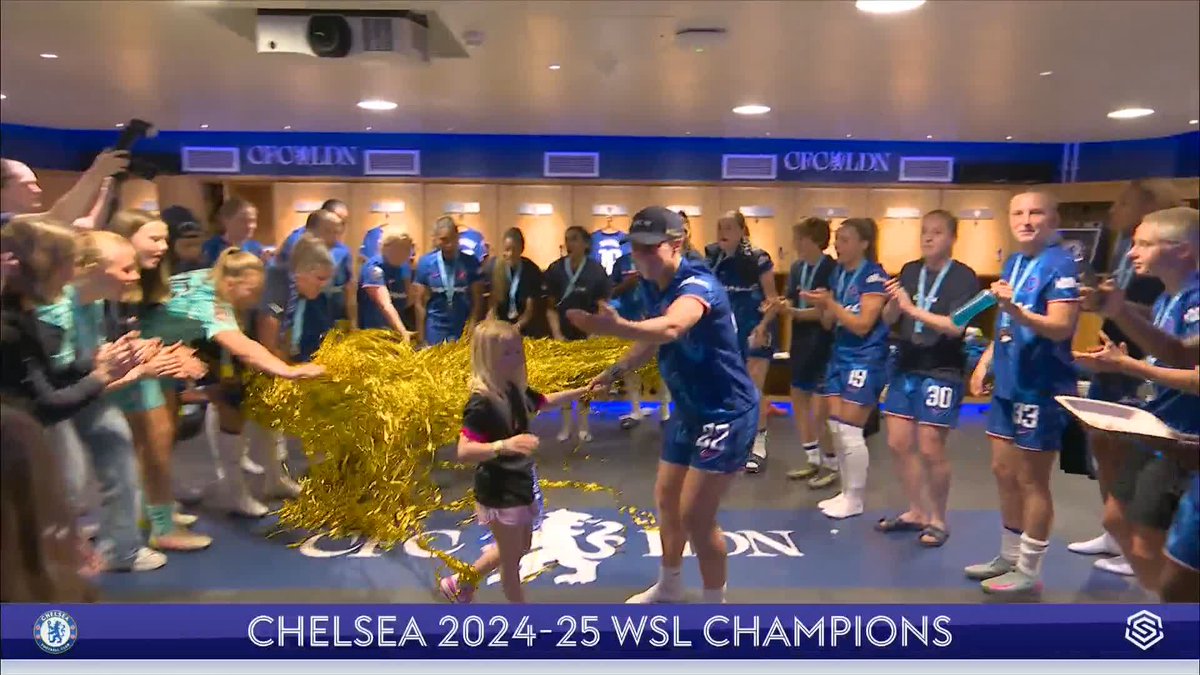 What a moment for Sonia Bompastor, her family and her players 💙