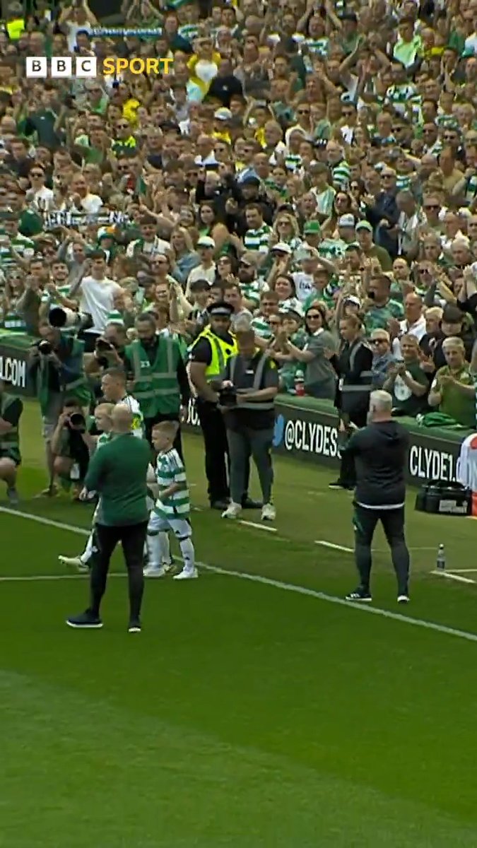 Champions Celtic were applauded on to the pitch by a guard of honour from the visiting Hibs side ⚽️⤵️ #BBCFootball
