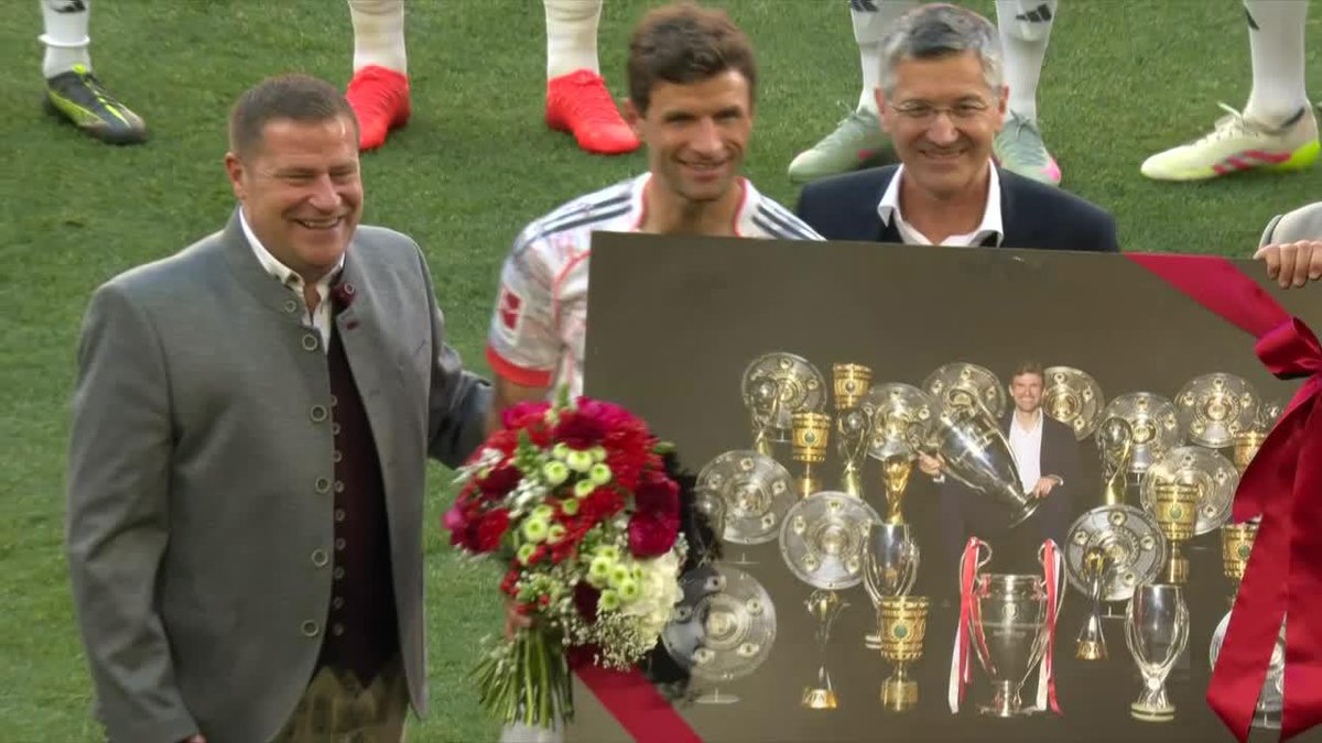 Thomas Müller disputa su último partido de local con la camiseta de Bayern Múnich 🇩🇪. Campeón de Mundial de Clubes x2-Champions x2-Supercopa UEFA x2-Bundesliga x13-DFB Pokal x6-Supercopa Alemana x8. Una vida ligada al club. Legado imborrable.