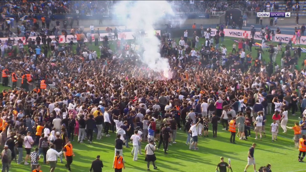 ENVAHISSEMENT DE TERRAIN À CHARLETY POUR LA DERNIÈRE DU PARIS FC !!! 🏟️ LE PFC EST EN LIGUE 1 !!! 😄💙🤍 🎥 beIN SPORTS