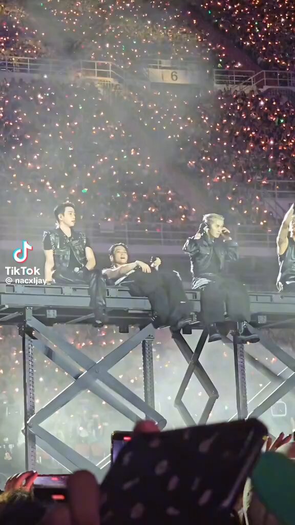 อาทิตย์นึงละยังตามโมเม้นไม่ครบเลย ล่าสุดไปเจอน้องจินยองจิ้มตาพี่แจบอม จะบ้า555555555555555