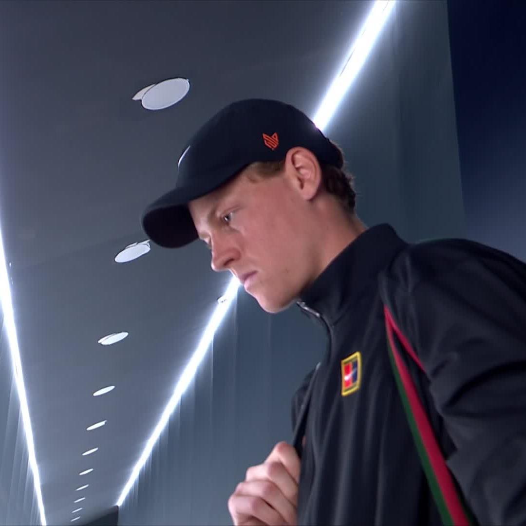 Jannik Sinner steps on court to play his first match on tour in 104 days in Rome. So much love from the crowd to welcome back the best tennis player in the world. They missed him. We missed him. Tennis missed him. Welcome back, Jannik. 🥹 🇮🇹❤️