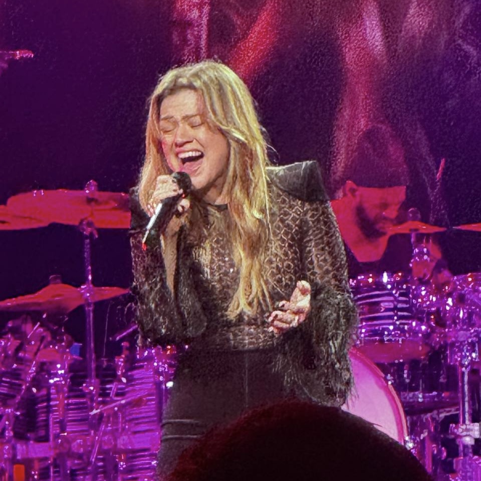 One thing about Kelly Clarkson: her mic is ALWAYS on