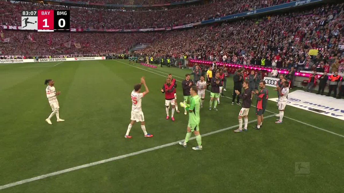 Everyone of Thomas Müller's teammates hugged him as he came off the pitch in his final Bayern Munich home match 🥹 He got a guard of honor as he went to the bench 👏