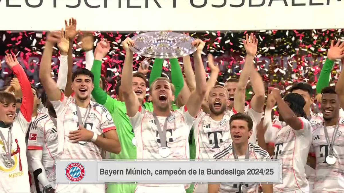 ¡SALUD, CAMPEÓN! Harry Kane y el tan ansiado momento de levantar el trofeo de la #Bundesliga. 📺 Mirá la #Bundesliga por #DisneyPlus Premium