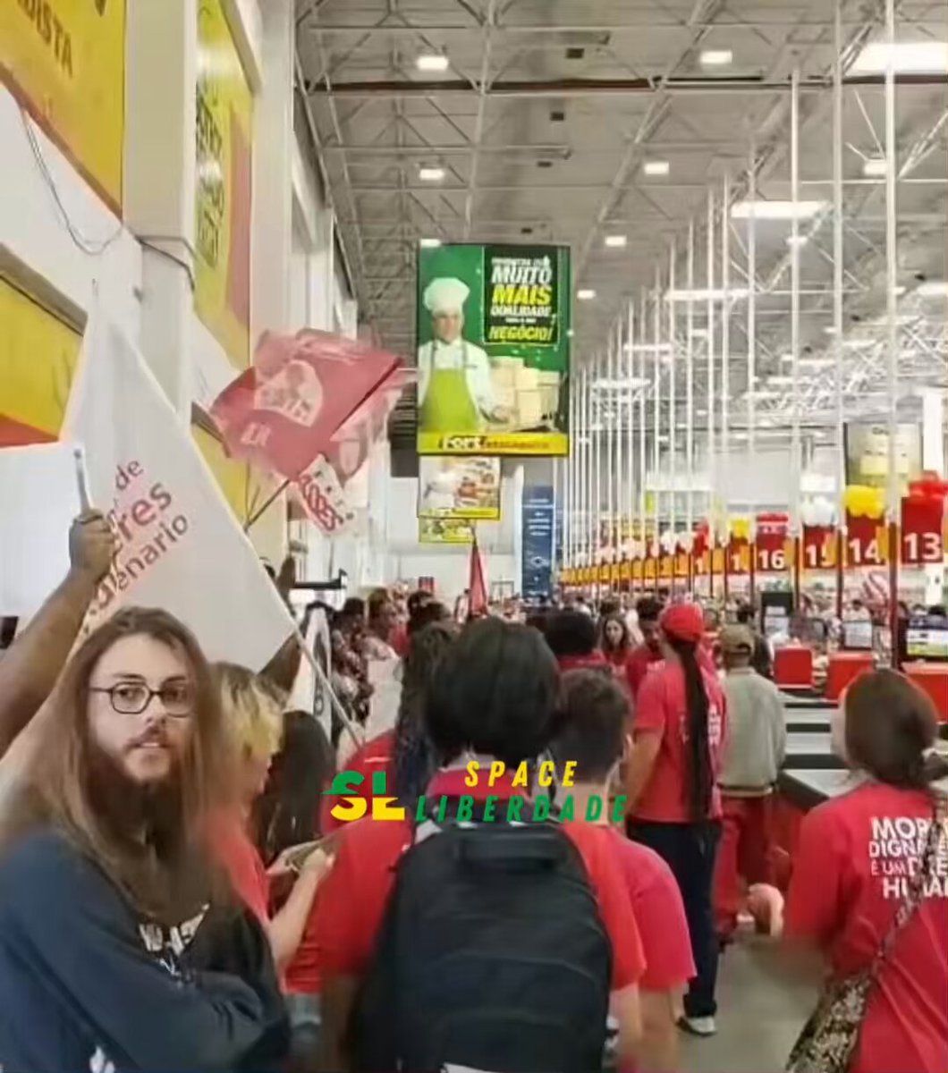 🚨URGENTE - Mais de 60 esquerdista invadem supermercado de São José e “exigem” mil cestas básicas para deixar o local