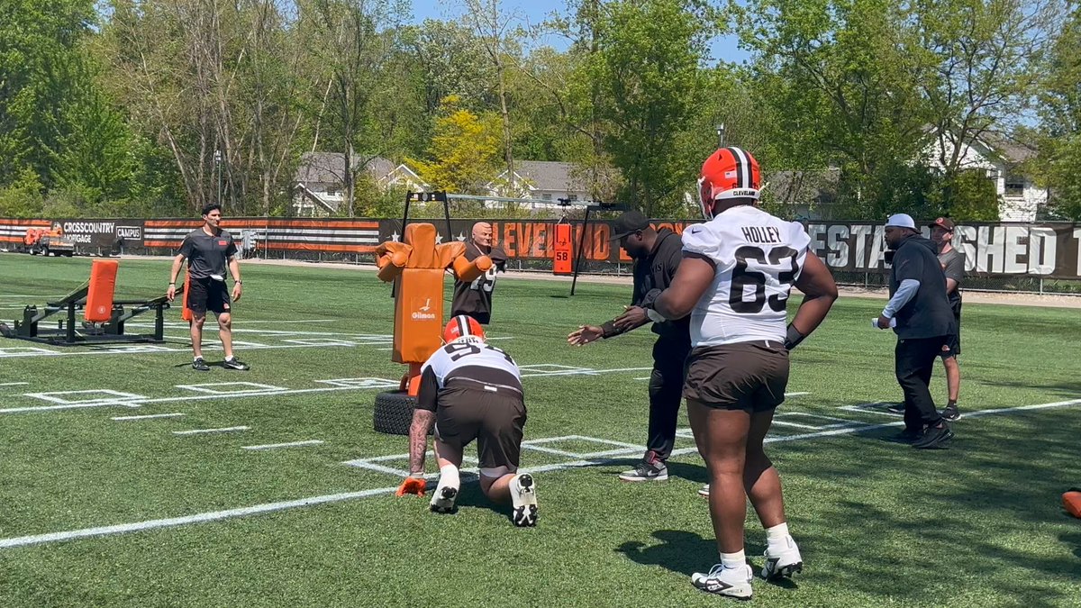 #Browns DT Mason Graham back working with DL coach Jacques Cesaire after vomiting in an 11 on 11: