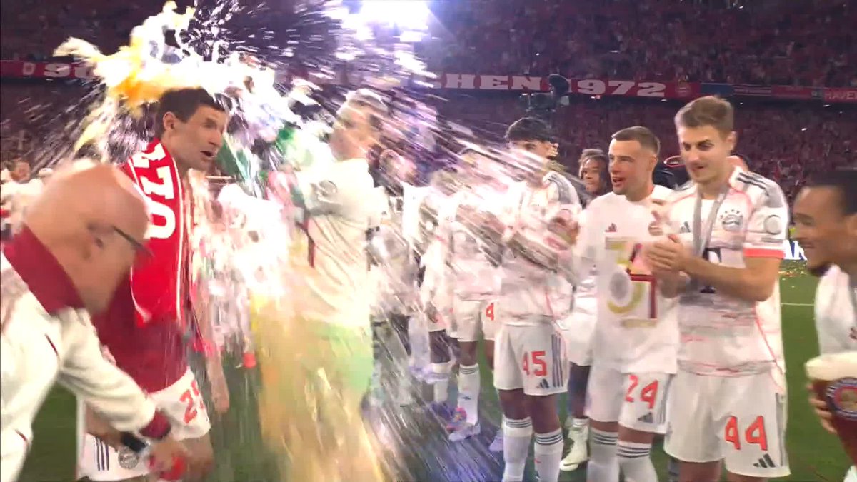 The first of many beer showers no doubt for Thomas Muller! 🍻