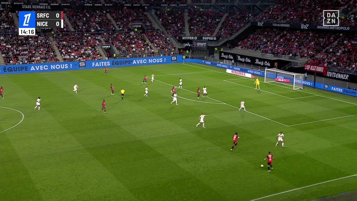 💥 | Arnaud Kalimuendo ouvre le score sur la première grosse occasion rennaise. L'OGC Nice se retrouve dos au mur dans cette course à l'Europe ! 😱 ❌ #MultiZone #SRFCOGCN Regardez le MultiZone ici : ! 👈