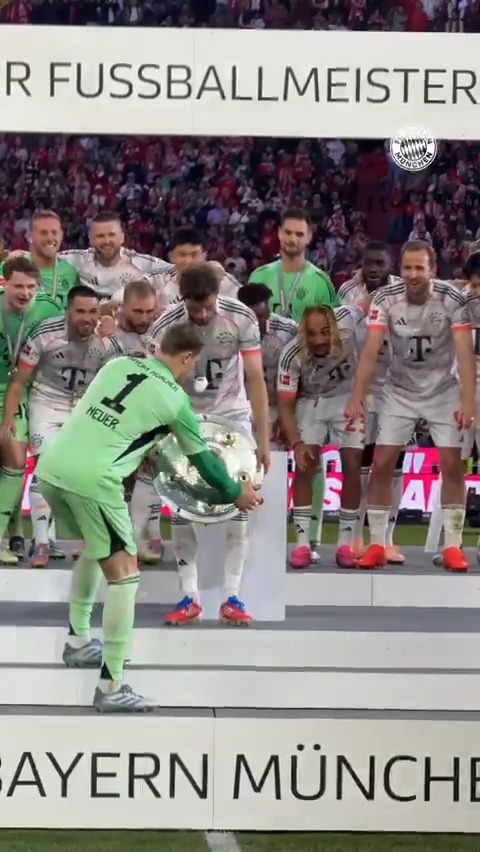 يا كاتب التاريخ.. لا تُغلق الصفحات 🥹 يا لها من لحظة! توماس مولر يرفع درع البوندسليجا 🏆❤️ #MiaSanMeister