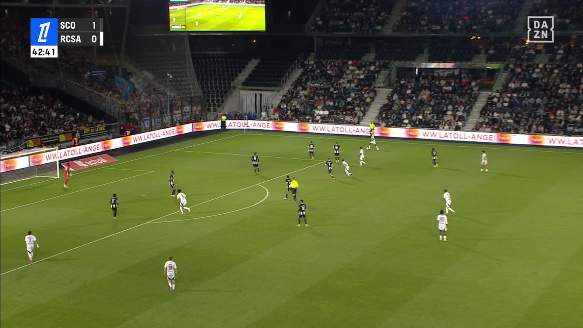 😱 Bakwa c’est si fort. ⚽️ Strasbourg est 4ème de Ligue 1 à la mi-temps du Multi Ligue 1 ! 💙🤍 🎥 DAZN France