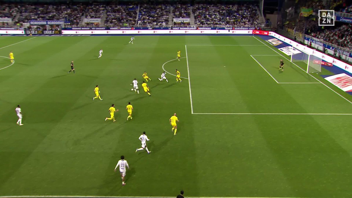 🤩 I Quel bijou de Gaëtan Perrin face au FC Nantes ! 🔝🔥 Regardez le MultiZone ici : ! 👈