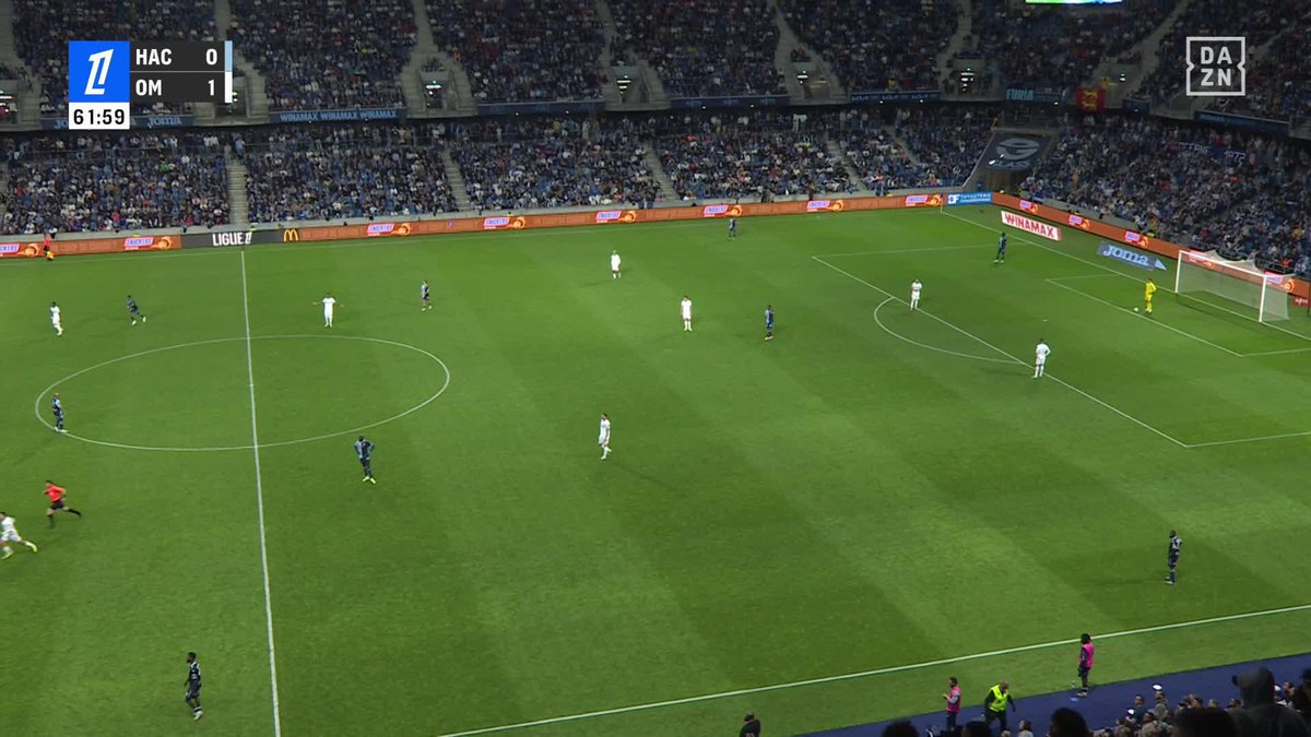 🚨 Les supporters havrais ont mal pris la célébration du but d’Amine Gouiri dans leur propre stade. Résultat ? Mouvement de foule, envahissement de terrain et… 𝗠𝗔𝗧𝗖𝗛 𝗜𝗡𝗧𝗘𝗥𝗥𝗢𝗠𝗣𝗨 ! ⛔️ Le match va reprendre à 22h45. 🎥 DAZN France