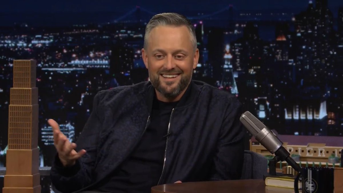 .Nate Bargatze had Rory McIlroy hold an umbrella for him "pre-Grand Slam" 😭 #FallonTonight