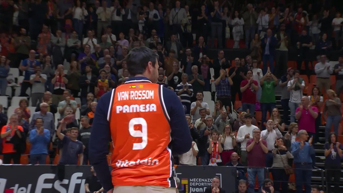 ๐ Una DรCADA de taronja da para muchos agradecimientos... y Sam Van Rossom ha tenido palabras para todos aquellos que han formado parte de su historia en Valencia Basket Club. ยกAsรญ ha sido su DISCURSO ante la Fonteta! ๐บ Basket en Movistar Plus | #LigaEndesa