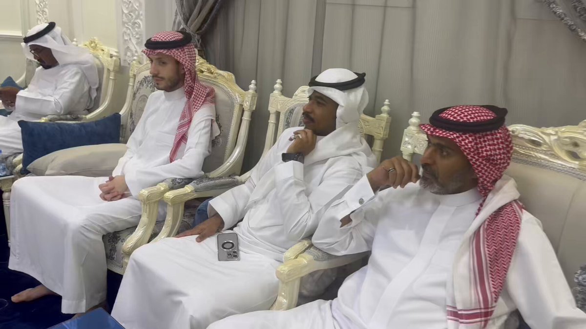 تشرفت برفقة أعضاء #ثلوثية_المصمك وروادها الكرام بتلبية دعوة اخي الكريم راعي #الدحو عبدالعزيز ابن الشاعر سليمان بن قماع وأبنائه لتناول طعام العشاء .. وسعدنا بوجود أشقاءه الكرام عبدالله وسلطان وبعض الأقارب .. كل الشكر والتقدير لحبيبنا عبدالعزيز.