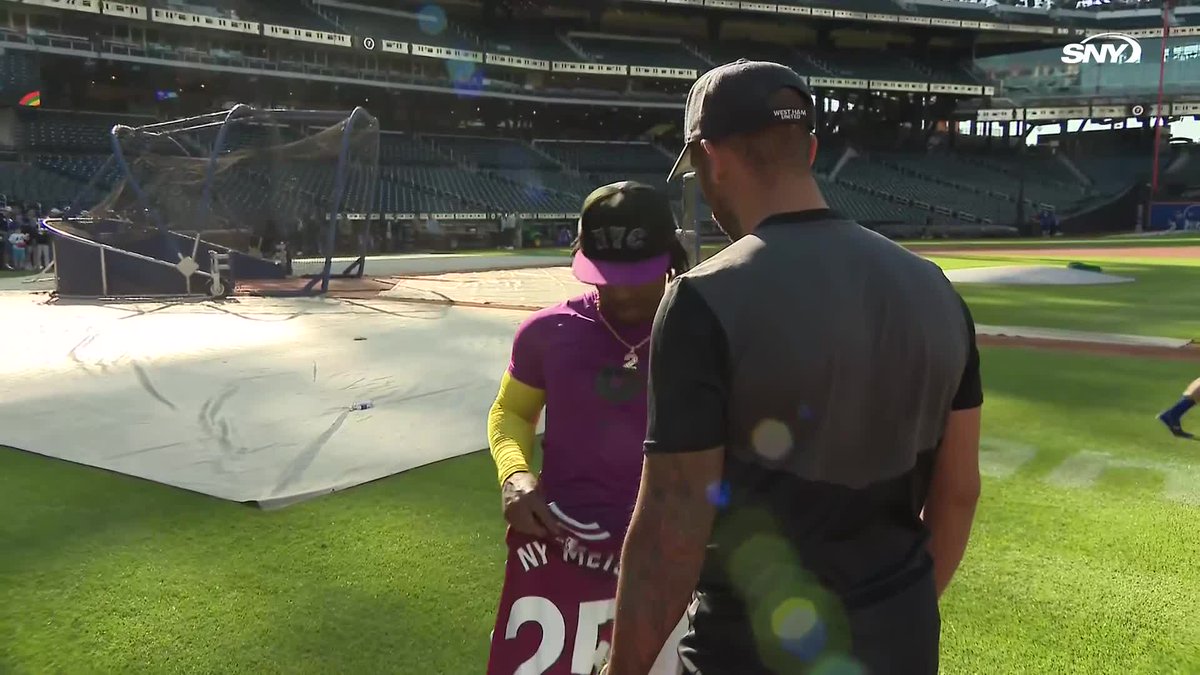 Luisangel Acuña swaps jerseys with former West Ham United player Anton Ferdinand ⚒️