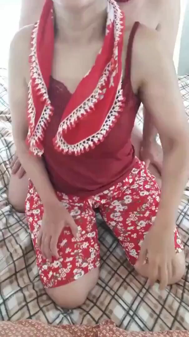 4 cocuk annesi evli kapalı Nurten hanim kocasını başka bir erkekle boynuzluyor