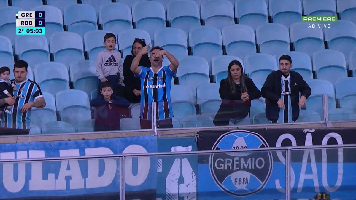Torcedores do Grêmio na bronca com Nathan após passe errado. Pedem a substituição do jogador.