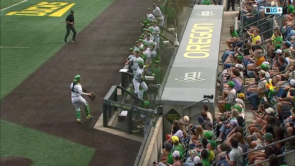 How did Jacob Walsh make this catch 🤯⁉️ Oregon Duck Baseball #B1GBaseball on B1G+ 💻