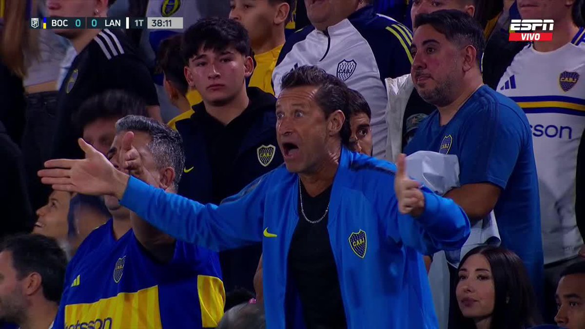 🤦Los hinchas en #LaBombonera no lo pueden creer. ❓¿Pudo resolverlo de otra manera Alan #Velasco?