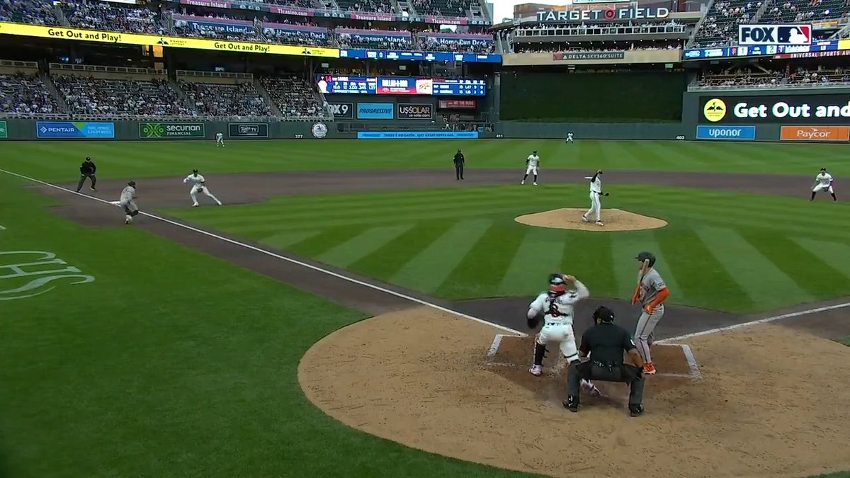 Christian Vázquez picks off the runner at third base! What a throw 😱