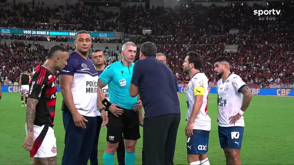 Ato contínuo ao apito final de Flamengo 1 x 0 Bahia, técnico Rogério Ceni reclamou de forma eloquente com o árbitro Anderson Daronco.