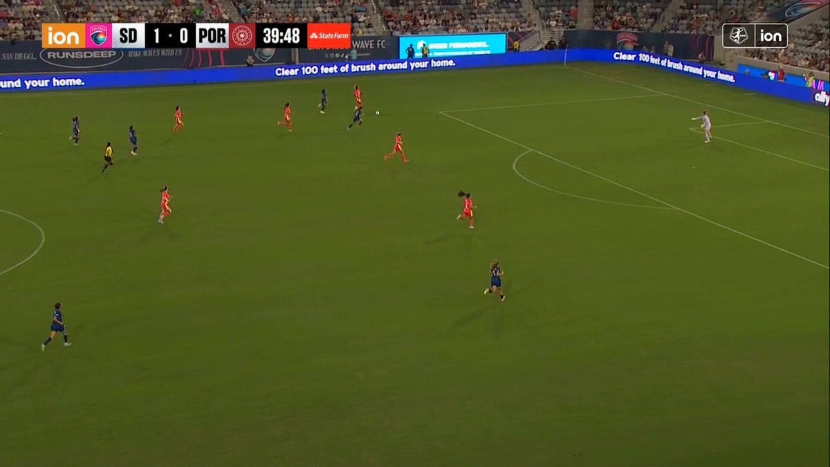 Red card for San Diego! 🟥 Can they hold off the Thorns for another 45 a player down? #SDvPOR