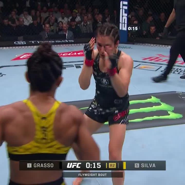 They were swinging to end the round 👊 #UFC315