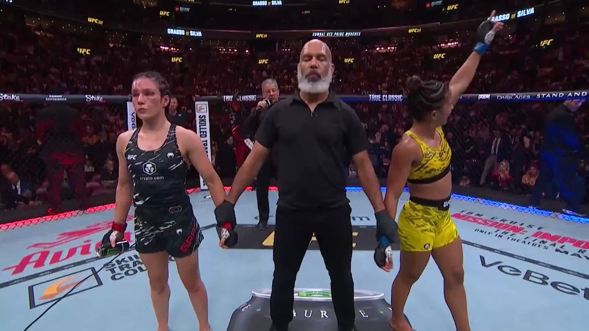 🇧🇷 Natália Silva acabou de derrotar a ex-campeã 🇲🇽 Alexa Grasso via decisão unânime dos juízes (triplo 30-27) no UFC 315, no Canadá. Aos 28 anos, a brasileira foi a 6-0 no UFC e pediu o title shot dos moscas. #UFCBR