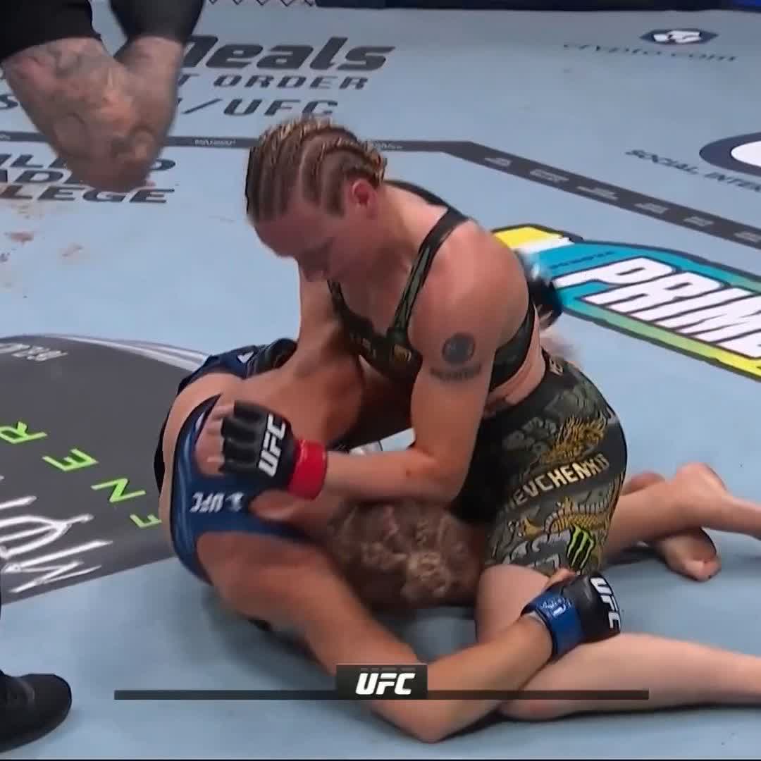 Premier round compliqué pour Manon, mais elle ne lâchera rien. Elle repartira avec la ceinture. 🇫🇷🏆 #UFC315