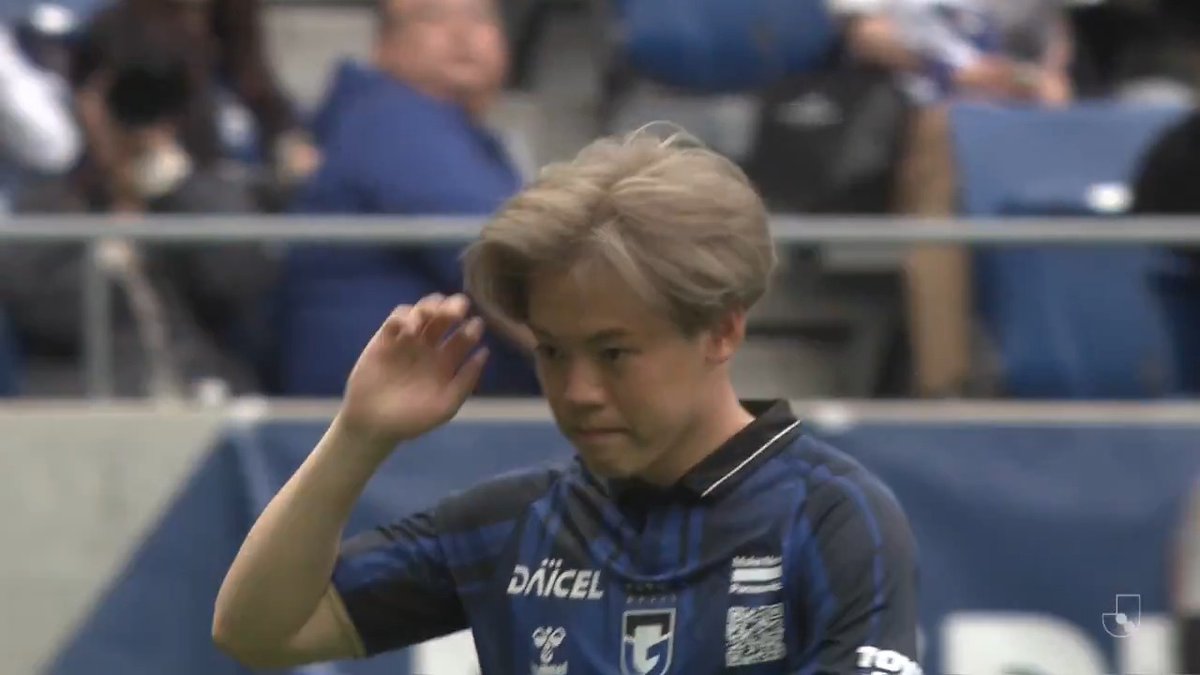 試合後には満田選手がサンフレッチェ広島ファミリーの元に挨拶へ。 温かい拍手と声援が送られていました👏 #満田誠 #sanfrecce #超ぶちあつ #Jリーグ #G大阪広島
