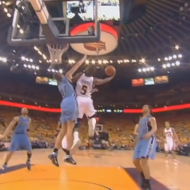 🗓️ 18 yıl önce bugün: 😱🚀 Baron Davis, Andrei Kirilenko'nun üzerinden NBA Playoff tarihinin en ikonik smaçlarından birini vuruyor.