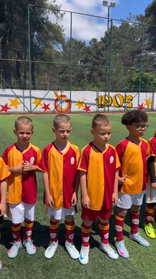 💫 Şampiyonlar Ligi müziğiyle birlikte futbolcularımızın çocukları; Isaiah King Lemina, Kuba Frankowski, Leo Morata, Alessandro Morata.