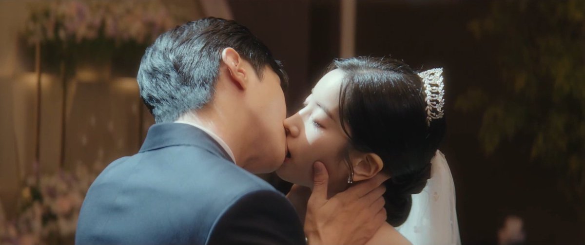 OH DAHYUN IS GOOD AT KISSING??