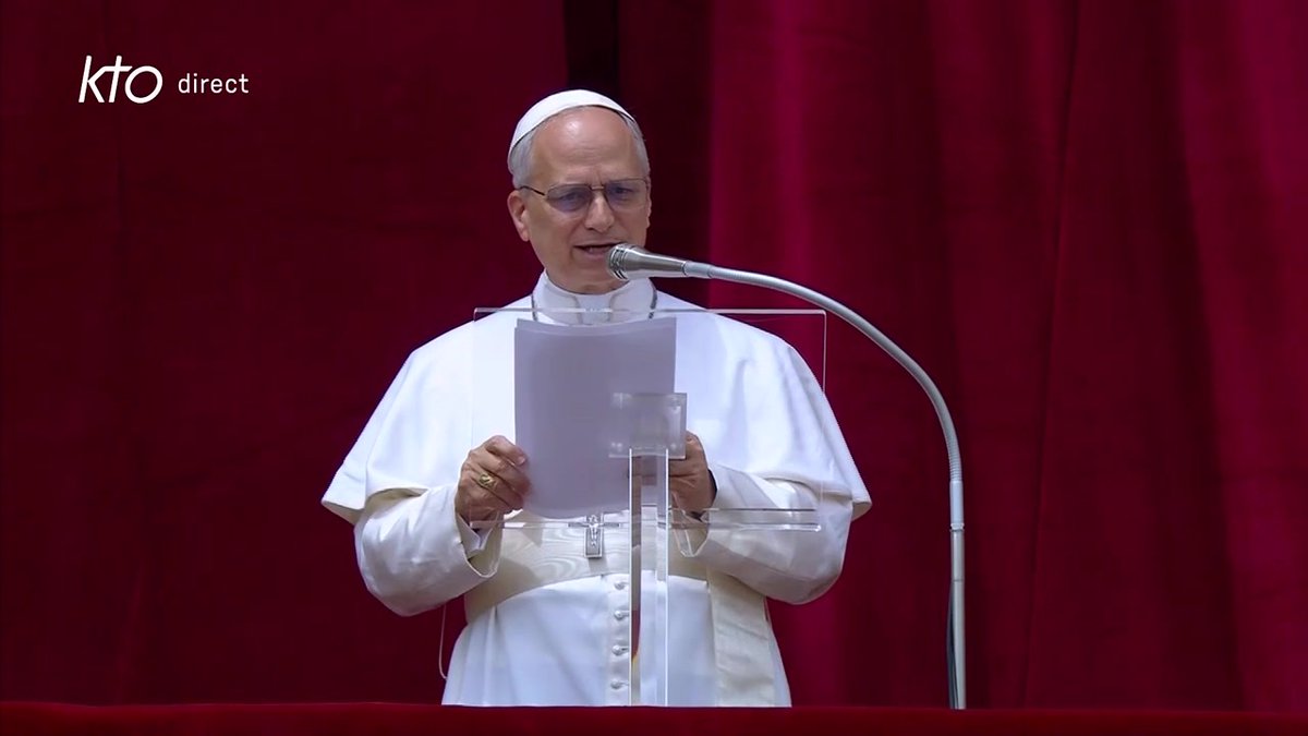 🔴 « Aux #jeunes, je dis : "N’ayez pas peur" ! Accueillez l'invitation de l'#Eglise et du Seigneur », lance le pape #LéonXIV face à la foule rassemblée place Saint-Pierre. 👉 La prière du Regina Caeli :